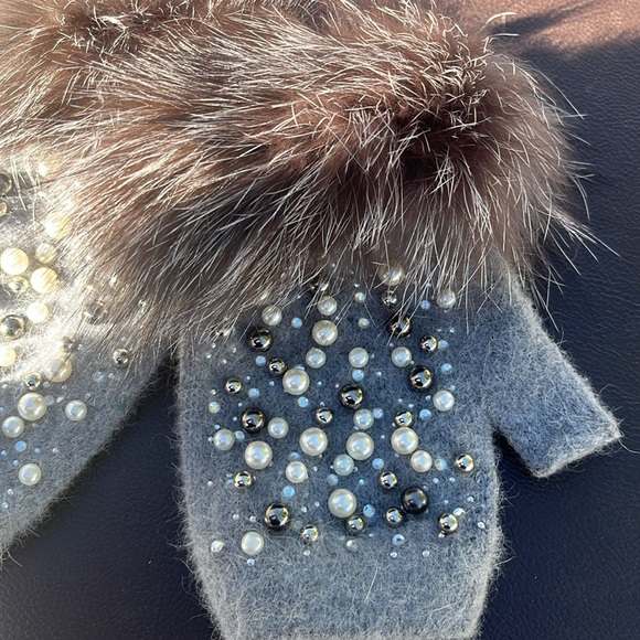 Fancy fingerless gloves with pearls details new without tags - Picture 3 of 5